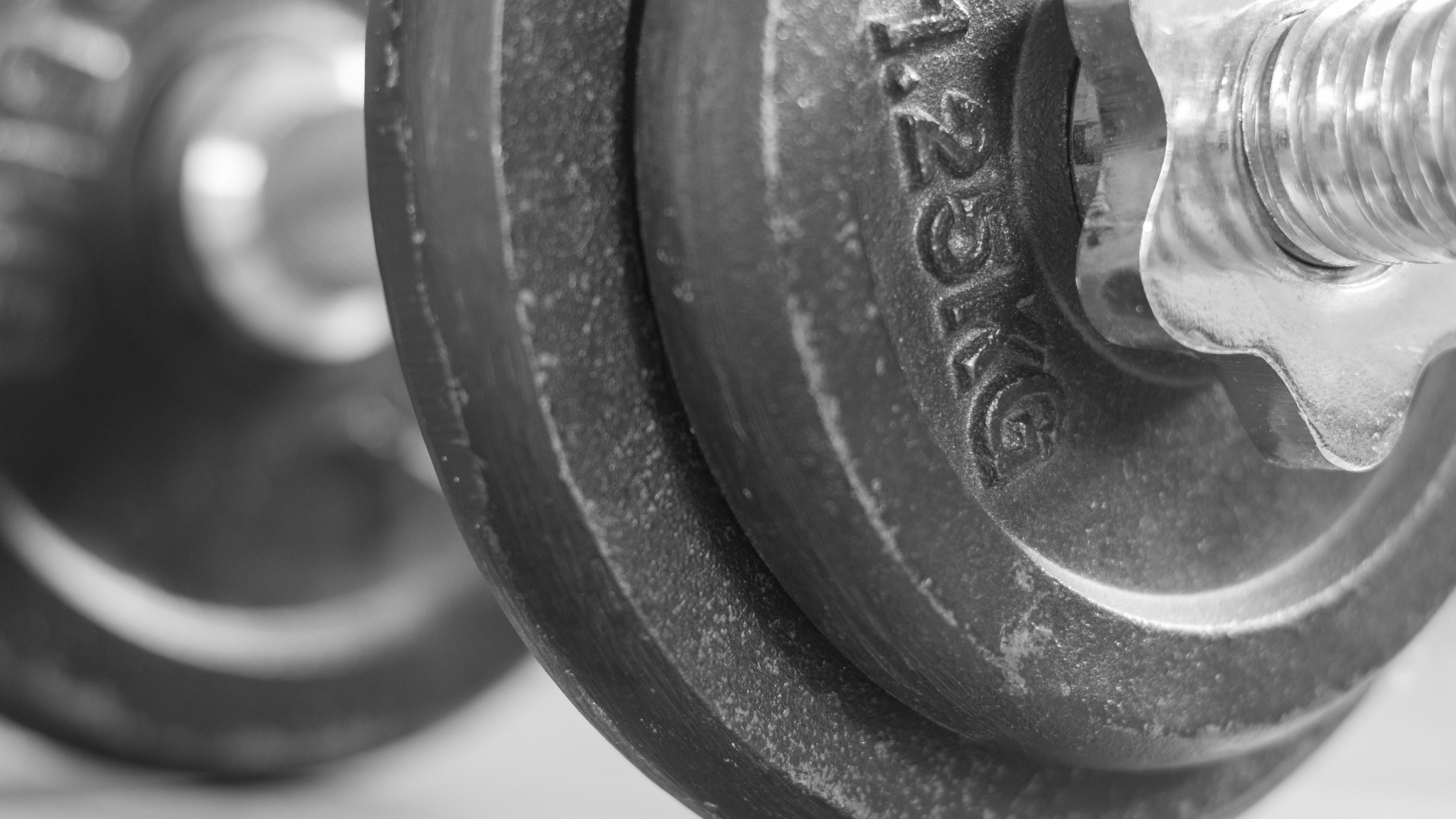 Обои Весов вблизи, силовые тренировки, гантель, Вес плиты, штанга в разрешении 3840x2160