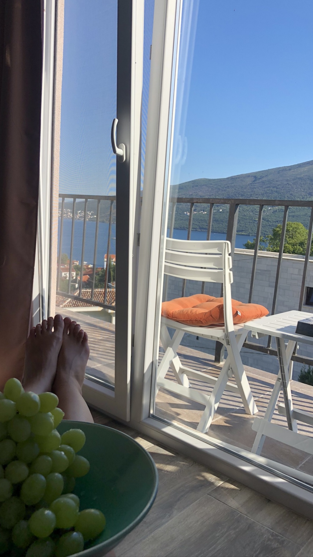 Обои окно, вода, бессемянные плоды, мебель, уличная мебель в разрешении 1080x1920