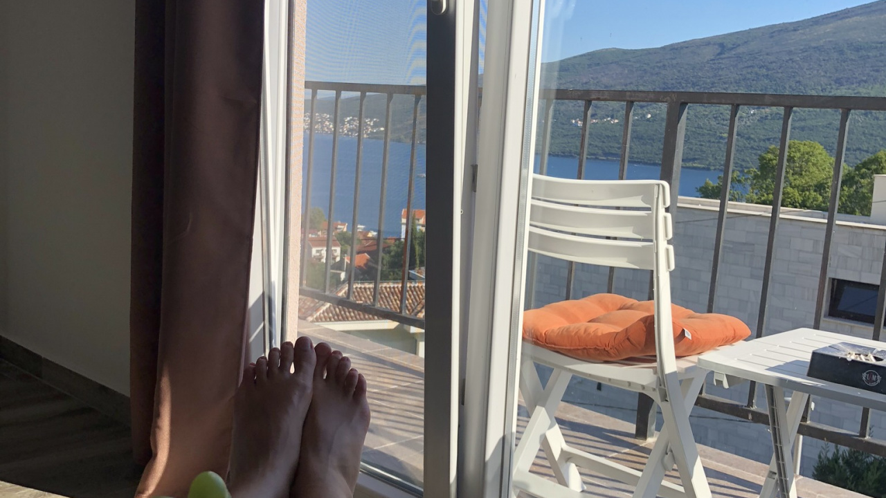 Обои окно, вода, бессемянные плоды, мебель, уличная мебель в разрешении 1280x720