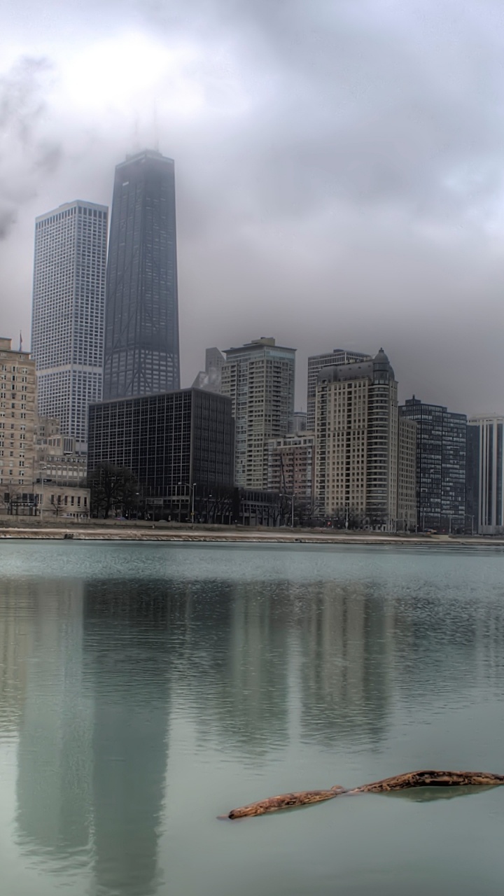 Обои отражение, город, небоскреб, вода, линия горизонта в разрешении 720x1280