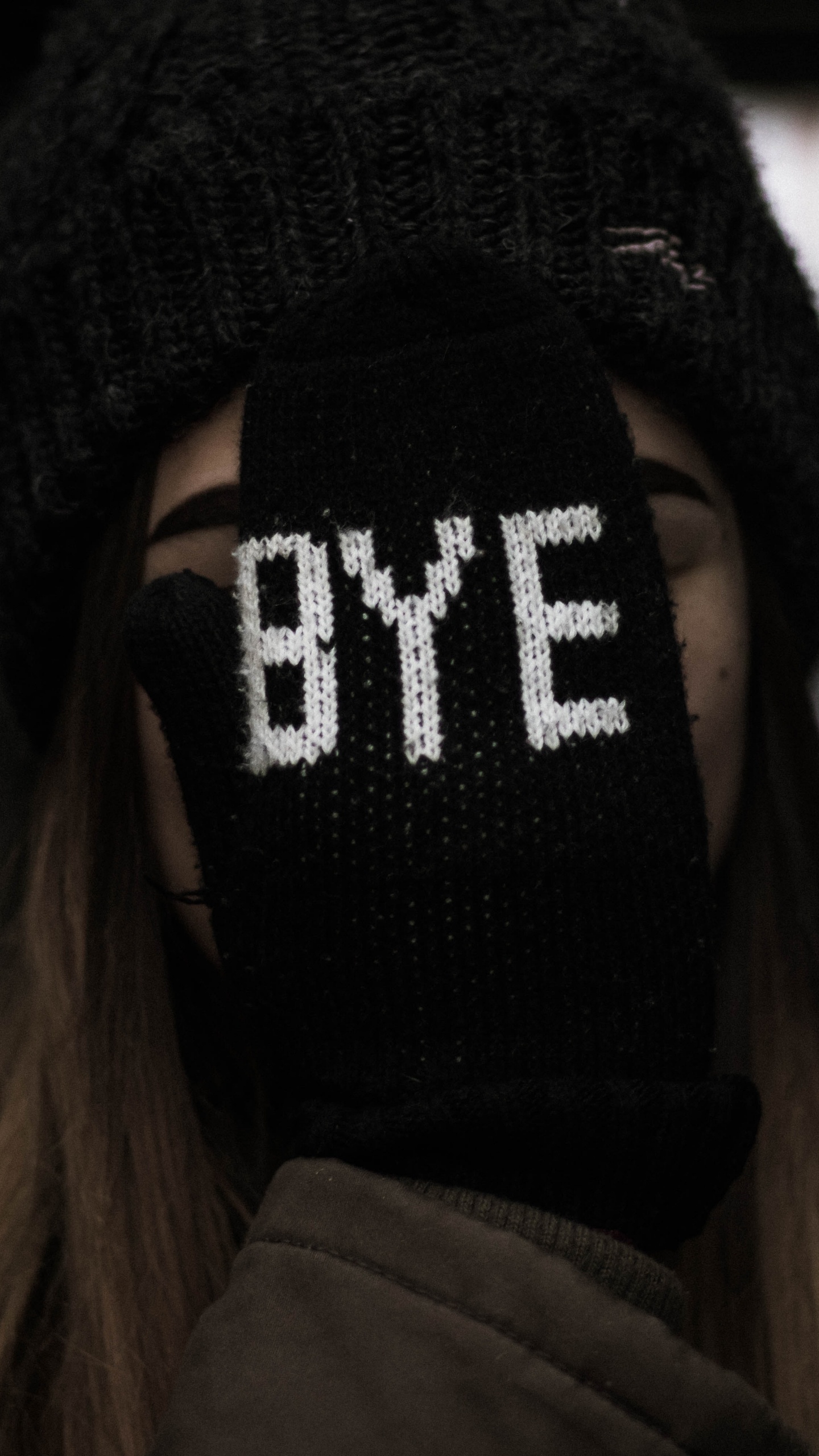 Обои круглая шапочка, черный, шапка, головной убор, вязаная шапочка в разрешении 1440x2560