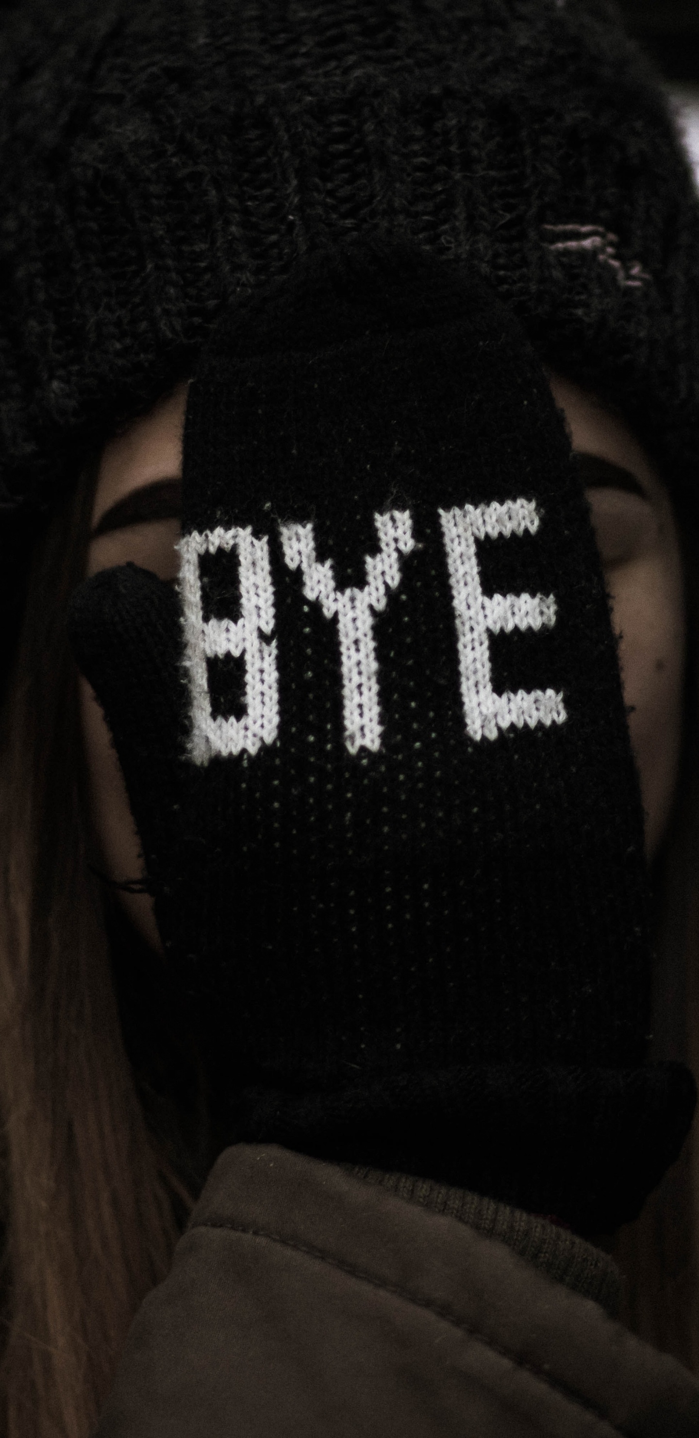 Обои круглая шапочка, черный, шапка, головной убор, вязаная шапочка в разрешении 1440x2960