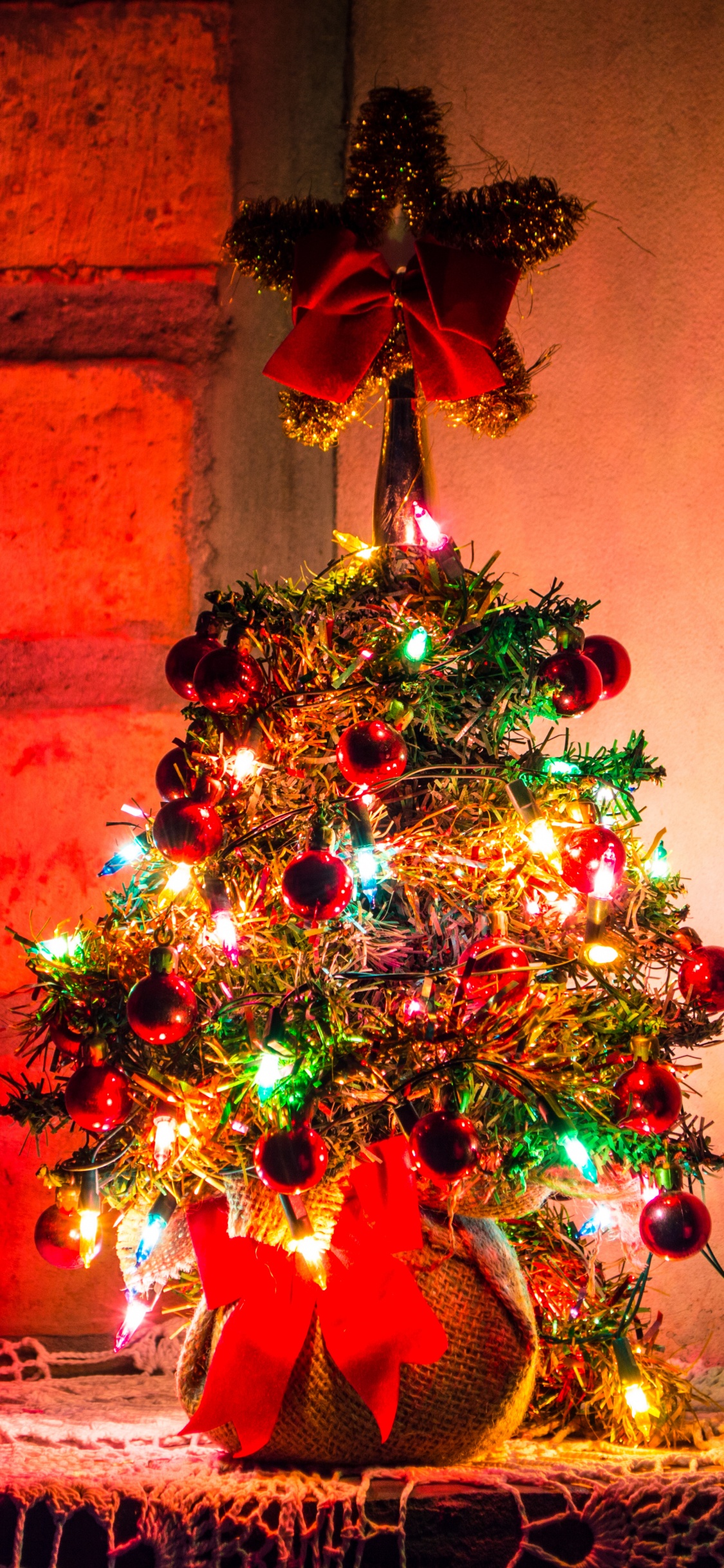 Обои Рождественский день, Рождественские украшения, елка, Новый год, Рождество и курортный сезон в разрешении 1125x2436