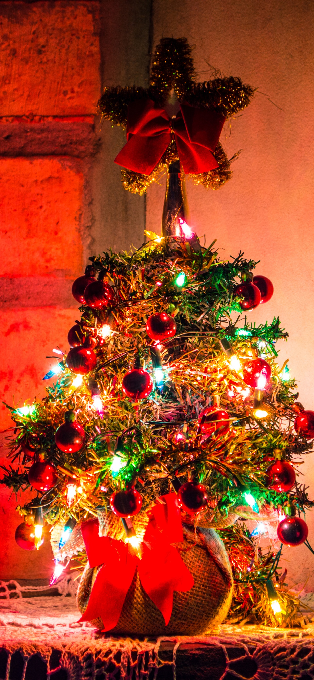 Обои Рождественский день, Рождественские украшения, елка, Новый год, Рождество и курортный сезон в разрешении 1242x2688