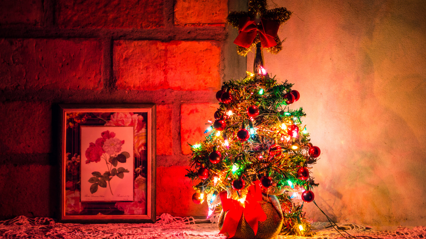Обои Рождественский день, Рождественские украшения, елка, Новый год, Рождество и курортный сезон в разрешении 1366x768