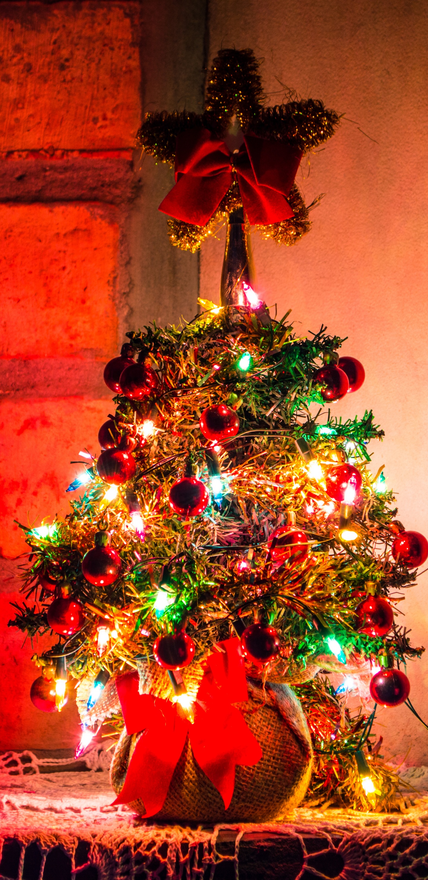 Обои Рождественский день, Рождественские украшения, елка, Новый год, Рождество и курортный сезон в разрешении 1440x2960