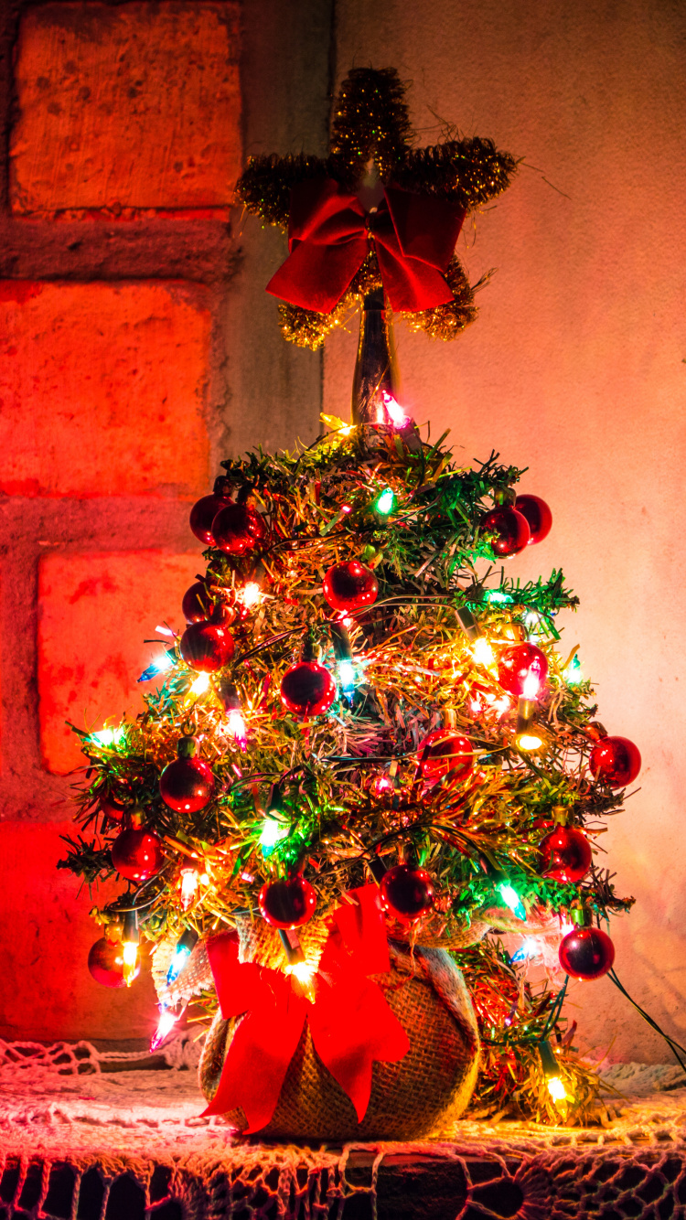 Обои Рождественский день, Рождественские украшения, елка, Новый год, Рождество и курортный сезон в разрешении 750x1334