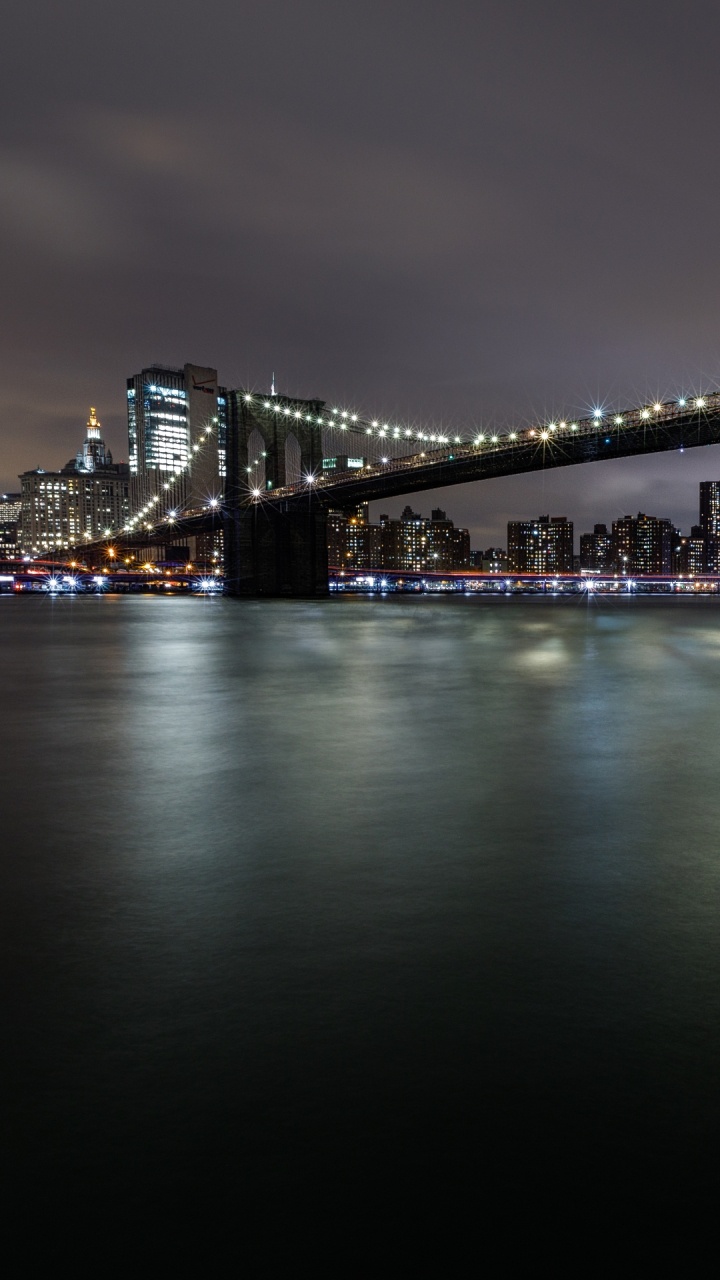 Обои отражение, вода, здание, водоем, сумрак в разрешении 720x1280