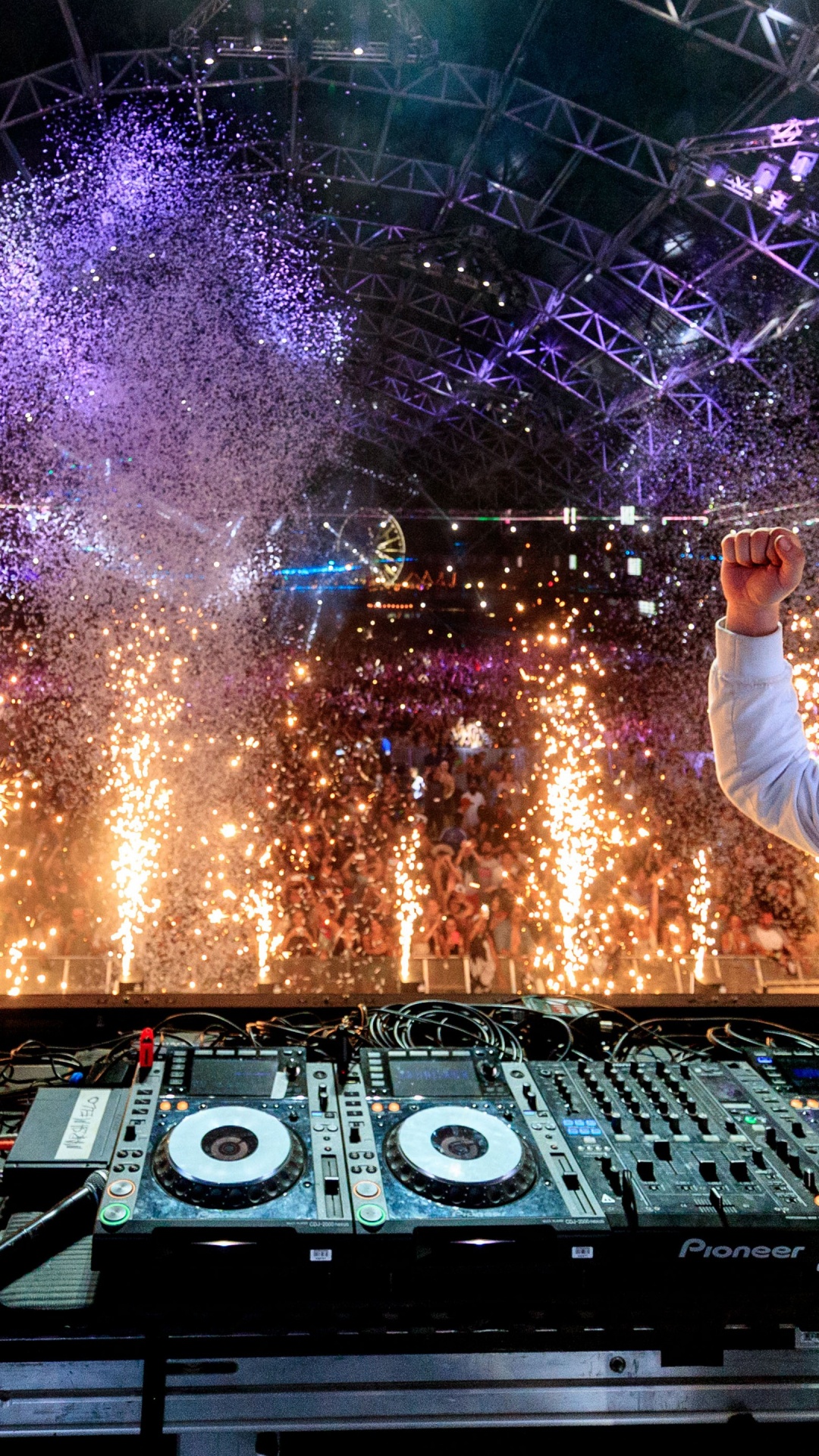 Обои концерт, Fortnite расширенный набор, электронная танцевальная музыка, Здесь Со Мной, автомобильное освещение в разрешении 1080x1920