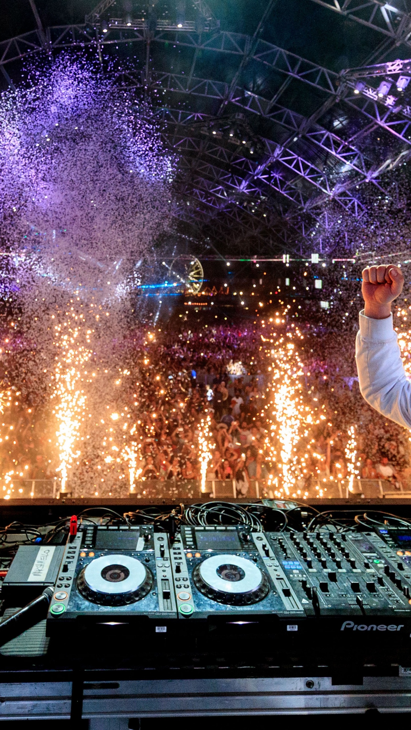 Обои концерт, Fortnite расширенный набор, электронная танцевальная музыка, Здесь Со Мной, автомобильное освещение в разрешении 1440x2560