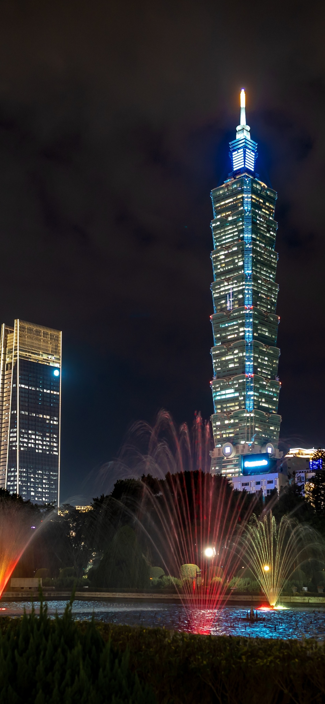 Обои Тайбэй, Тайбэй 101, ориентир, город, ночь в разрешении 1125x2436