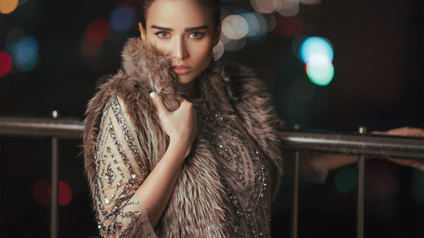 Обои одежда, фэшн, мех, меховая одежда, волосы в разрешении 1366x768