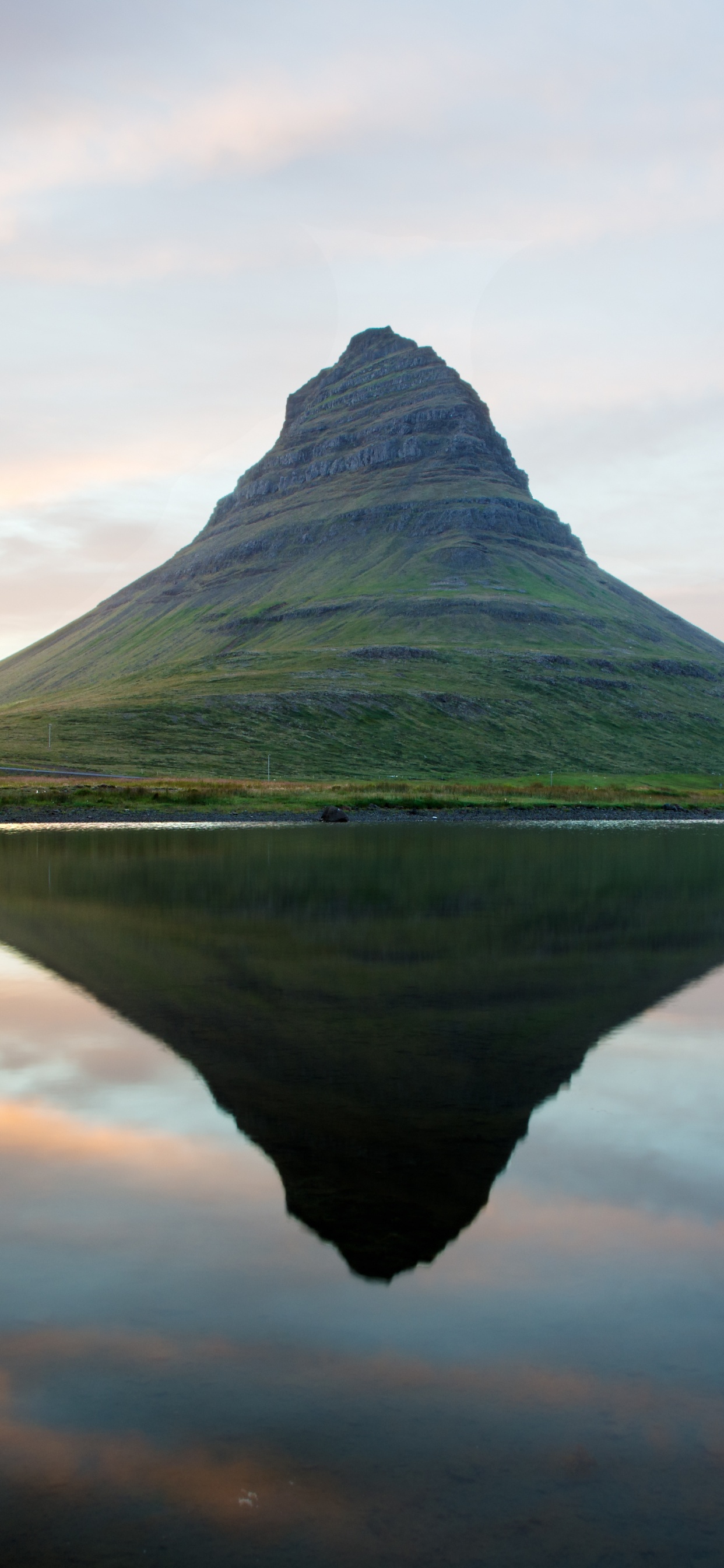 Обои отражение, вода, облако, гора, пейзаж в разрешении 1242x2688