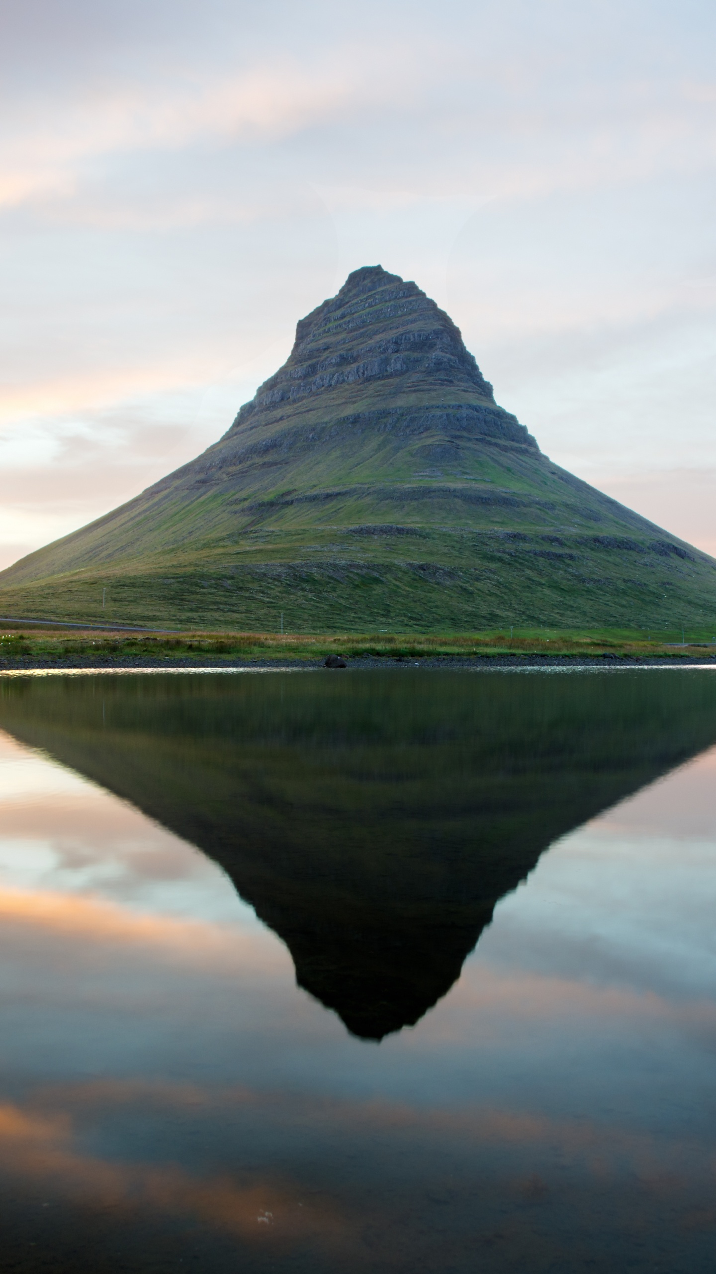 Обои отражение, вода, облако, гора, пейзаж в разрешении 1440x2560