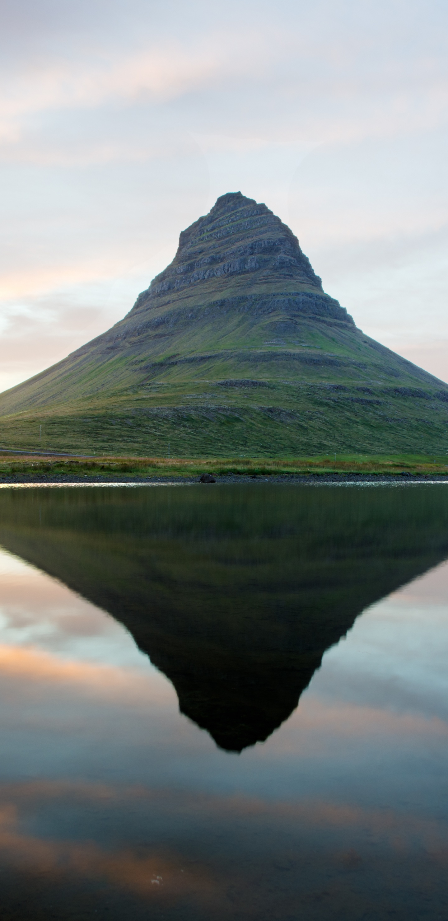 Обои отражение, вода, облако, гора, пейзаж в разрешении 1440x2960