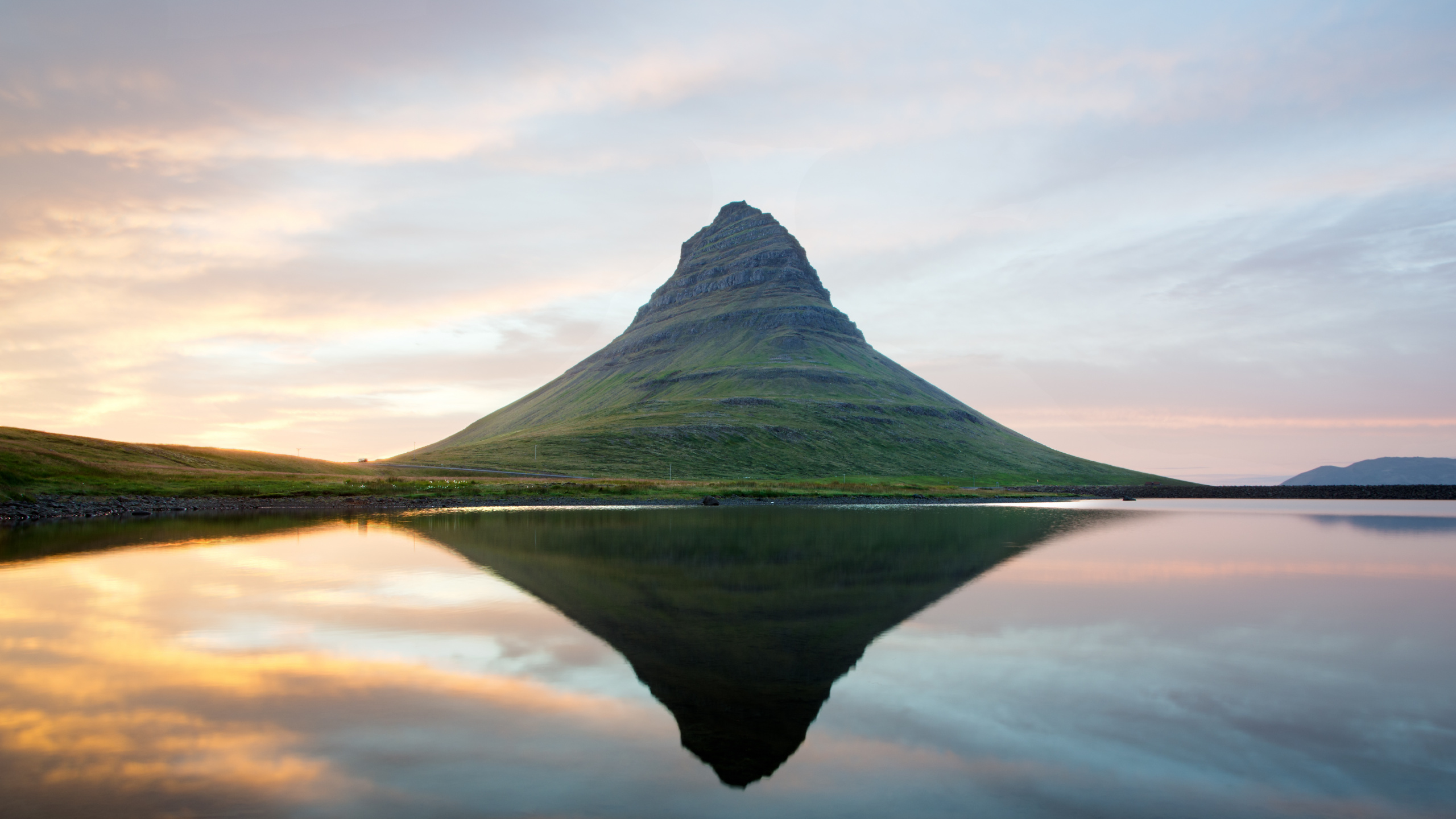 Обои отражение, вода, облако, гора, пейзаж в разрешении 2560x1440