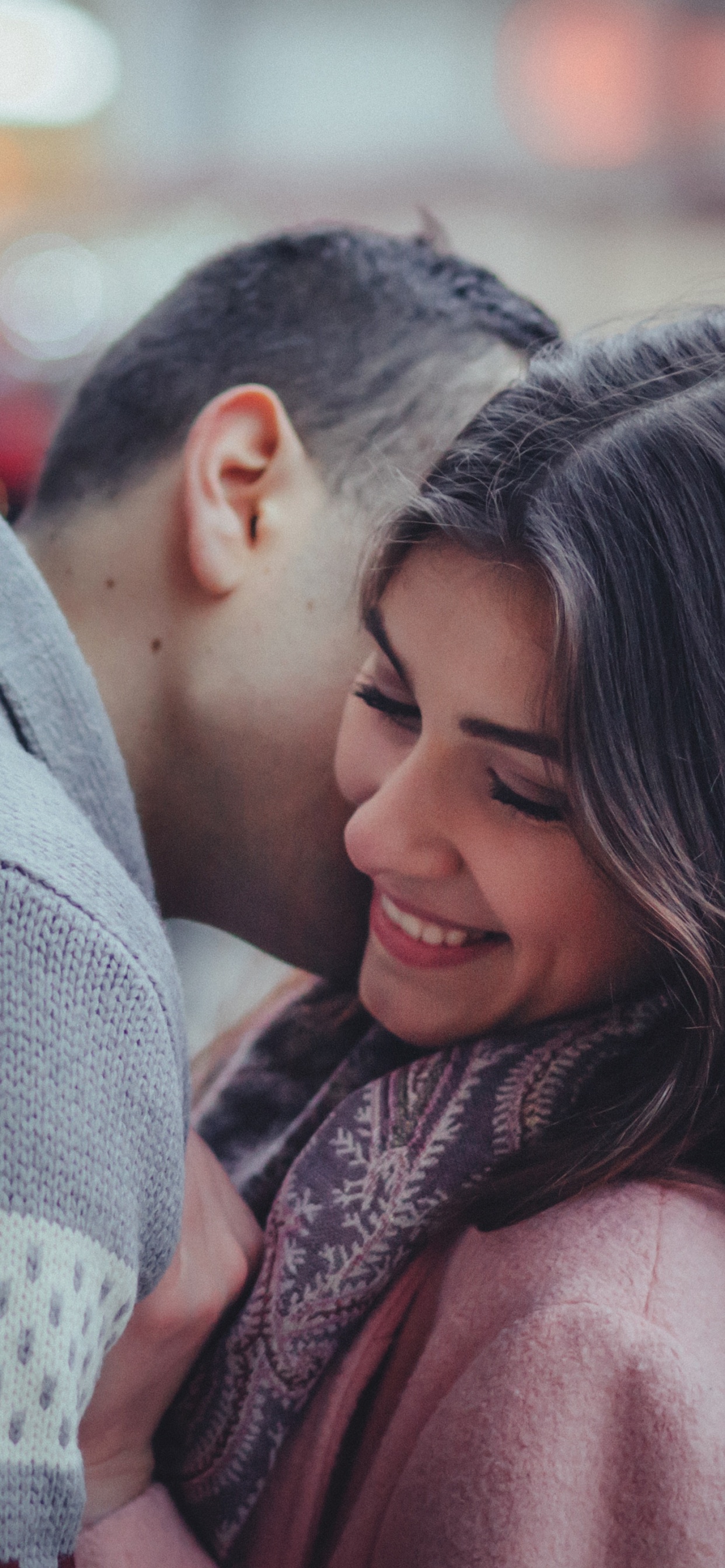 Обои роман, любовь, взаимодействие, поцелуй, крепкое объятие в разрешении 1242x2688