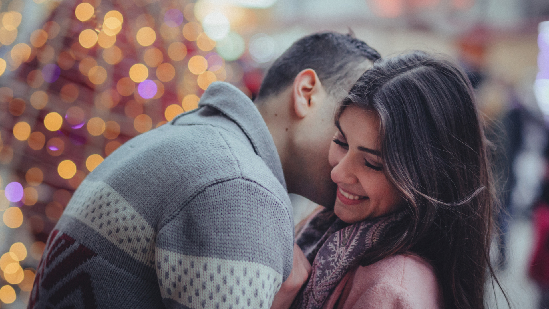 Обои роман, любовь, взаимодействие, поцелуй, крепкое объятие в разрешении 1920x1080