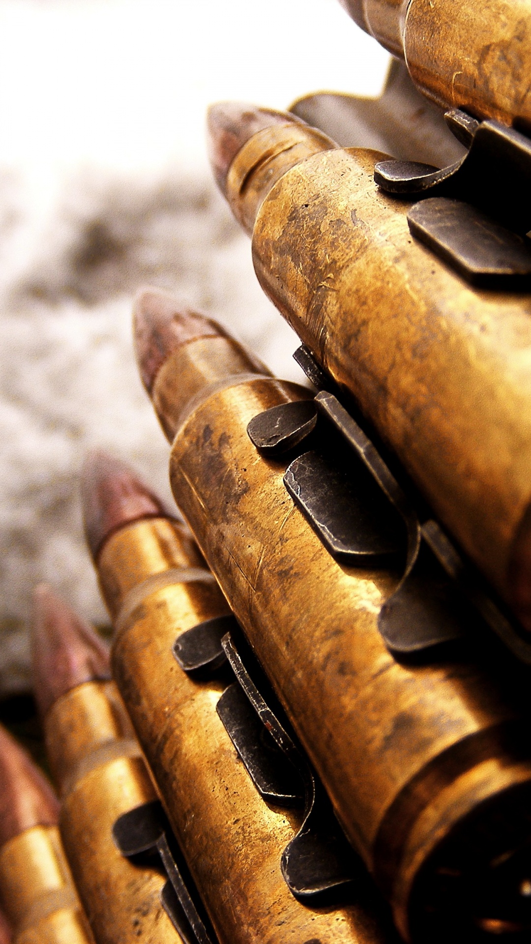 Обои орудие, боеприпасы, пуля, оружейный аксессуар, сигарета в разрешении 1080x1920