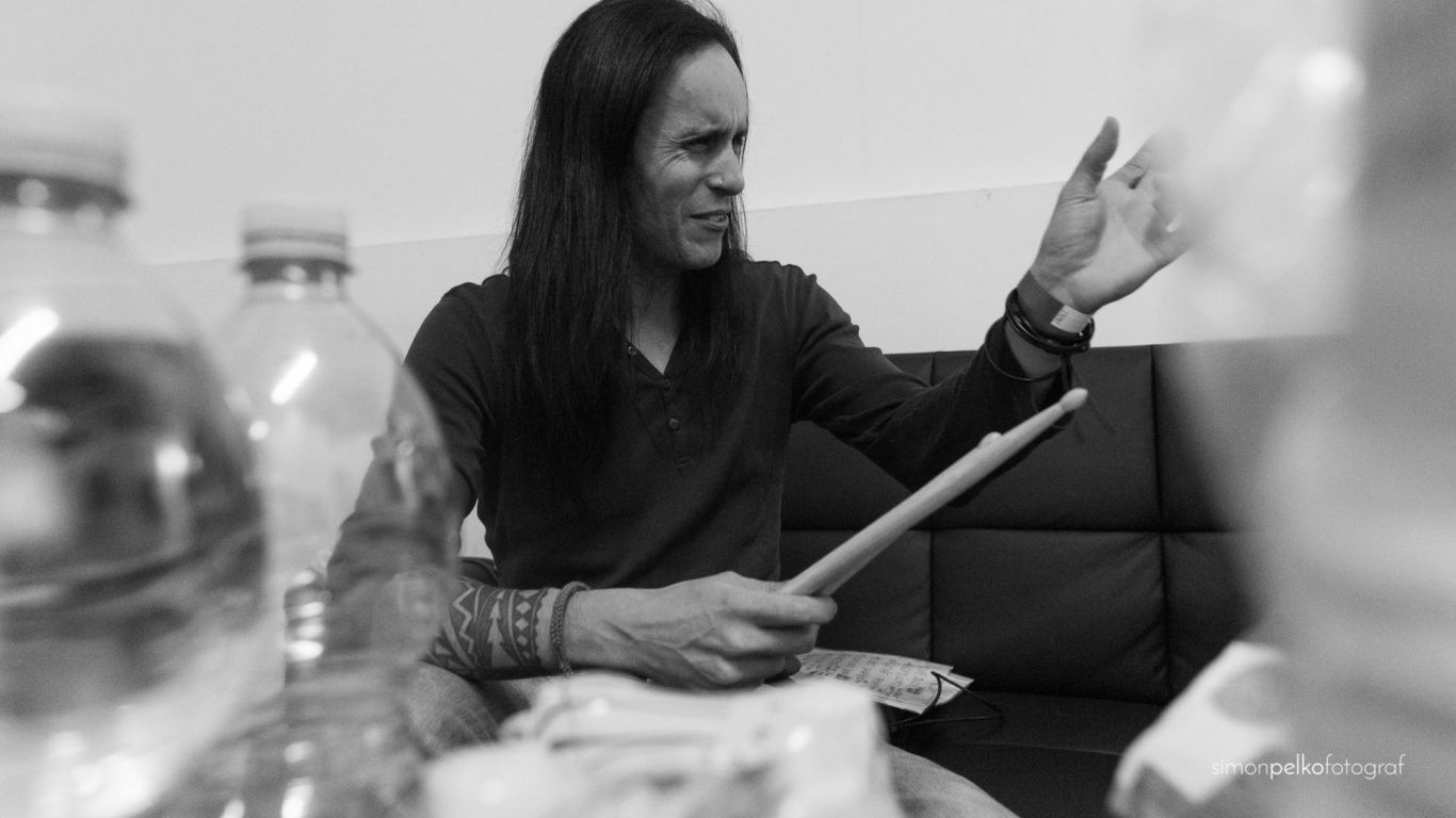 Обои женщина, черный и белый, белые, черный, девушка в разрешении 1366x768