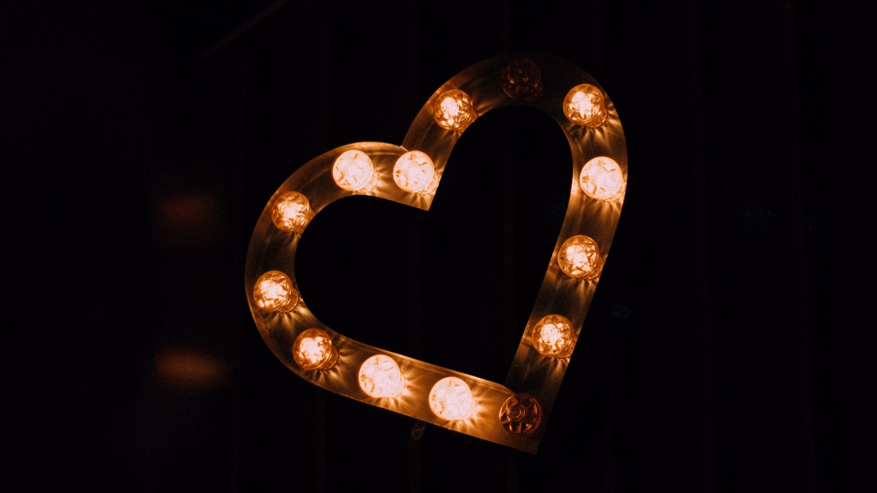 Обои сердце, любовь, золото, темнота, ночь в разрешении 1280x720