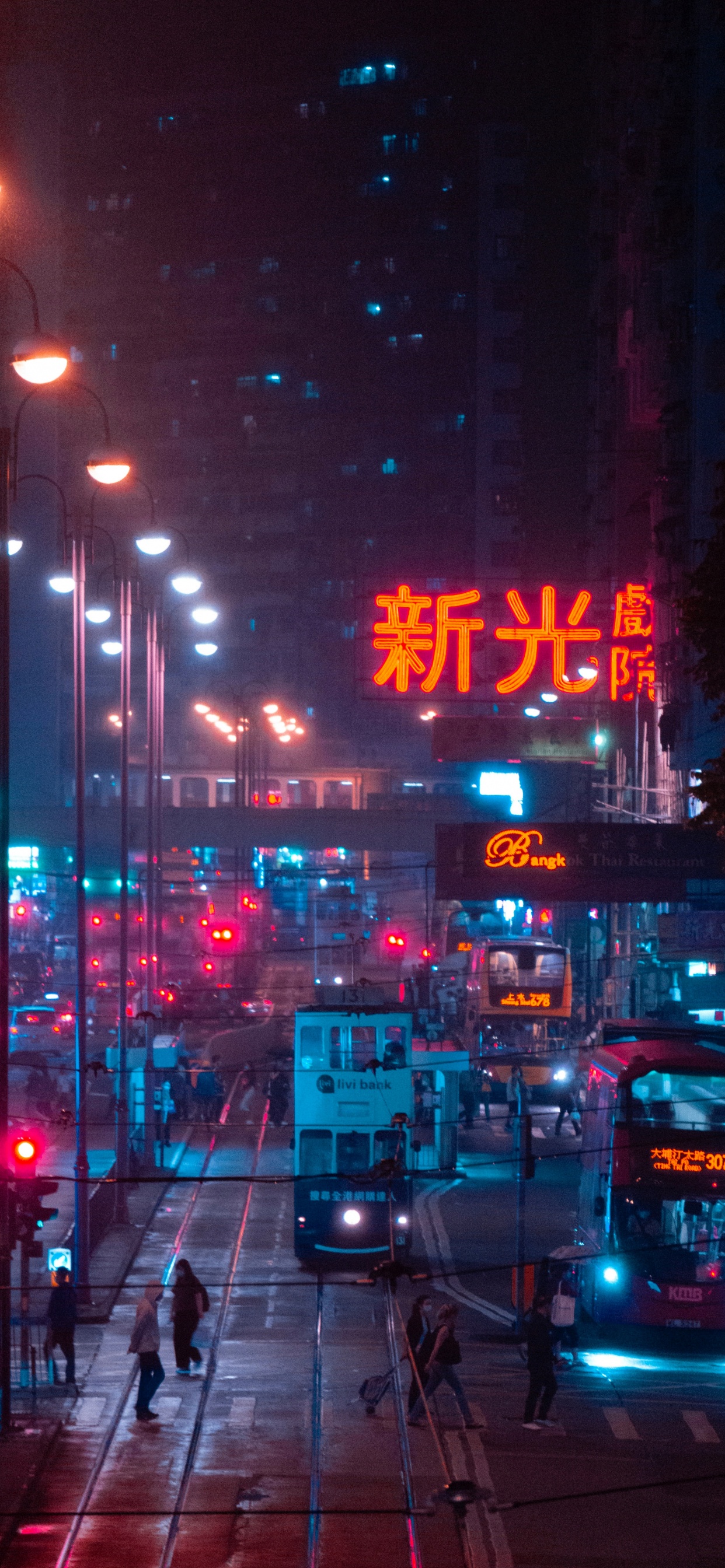 Обои автомобильное освещение, уличный фонарь, здание, свет, пурпур в разрешении 1242x2688