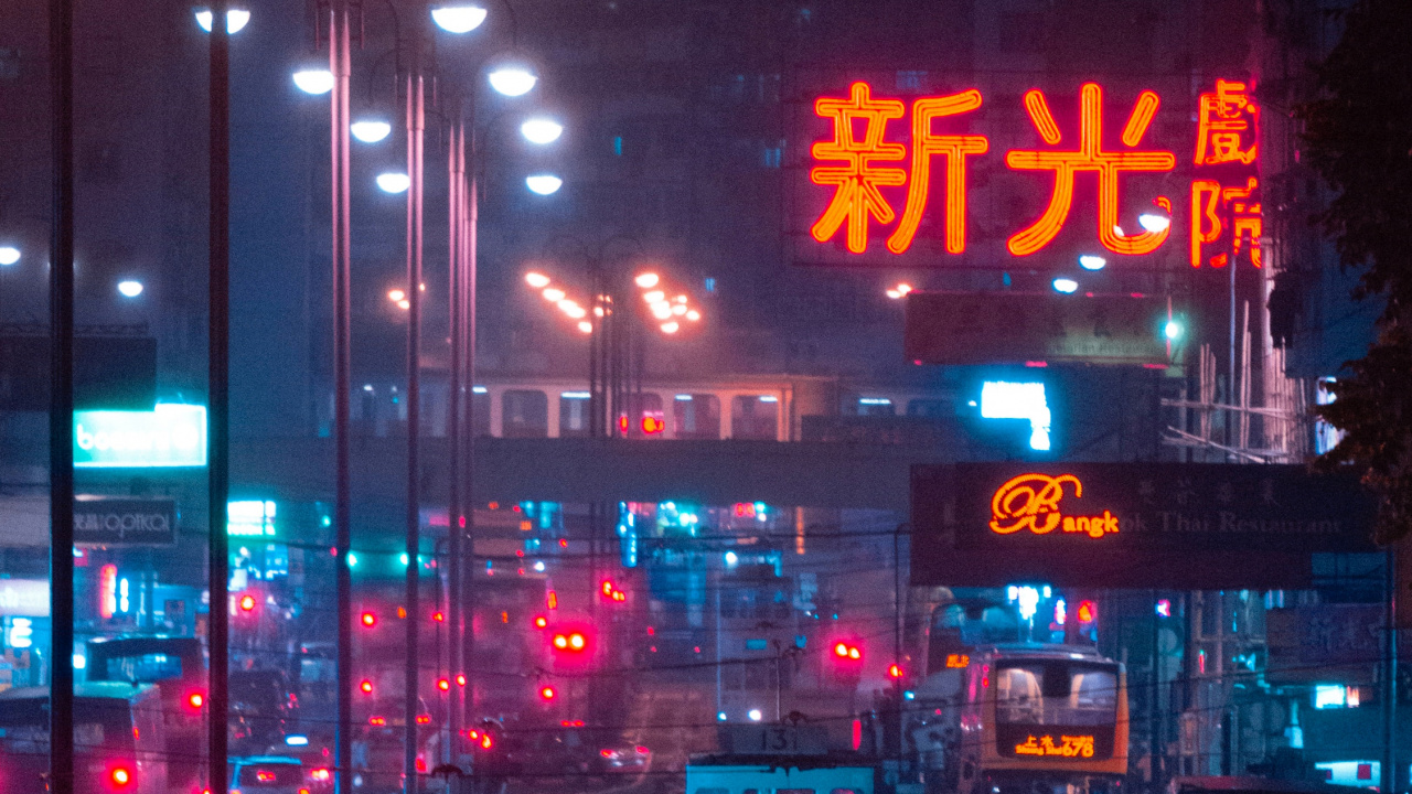 Обои автомобильное освещение, уличный фонарь, здание, свет, пурпур в разрешении 1280x720