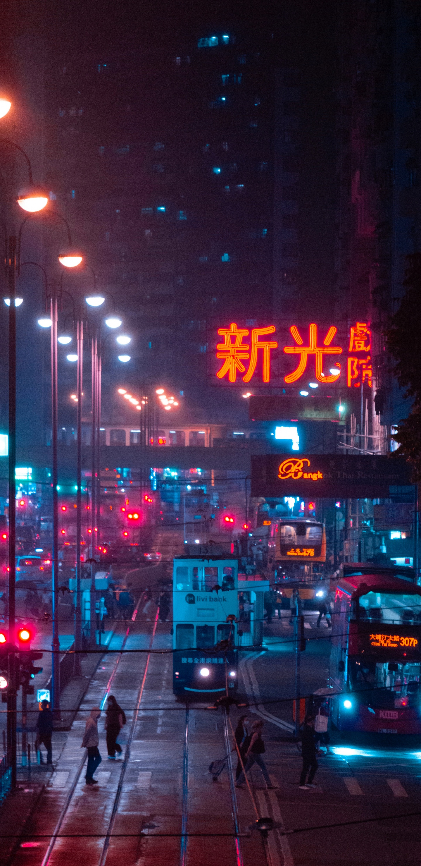 Обои автомобильное освещение, уличный фонарь, здание, свет, пурпур в разрешении 1440x2960