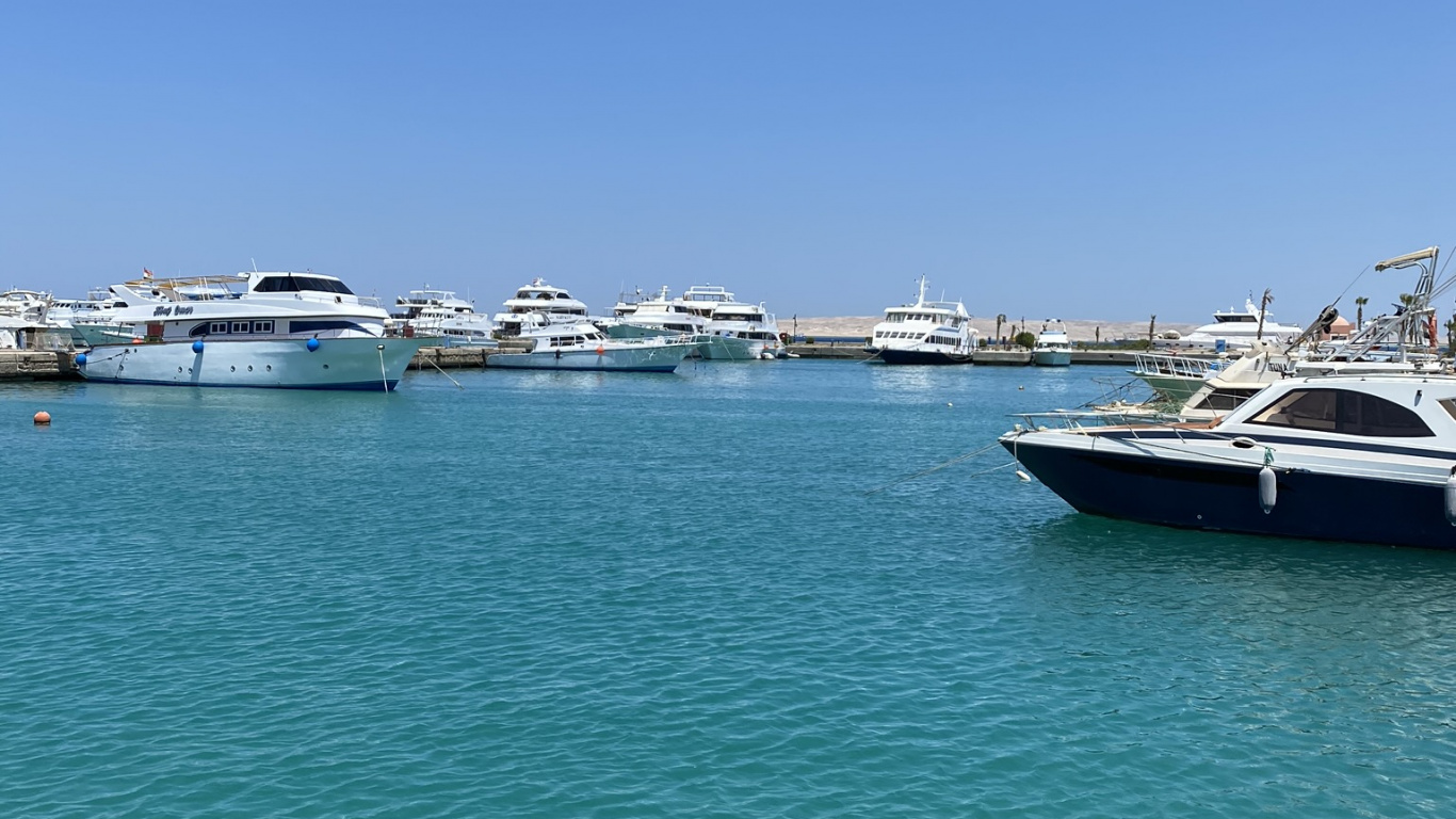 Обои Марина, судно, лодка, быстроходный катер, корабельная архитектура в разрешении 1366x768