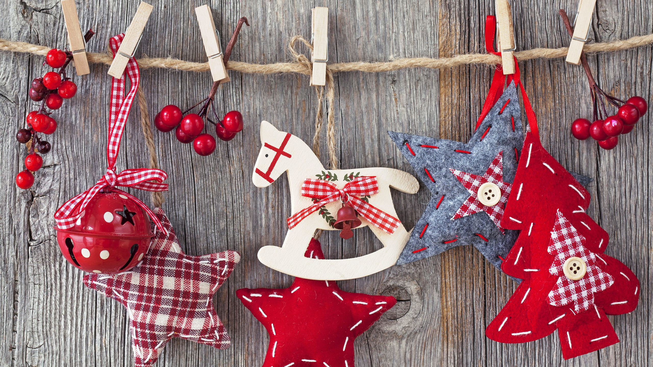 Обои Рождественские украшения, Рождественский день, праздник, рождественский орнамент, декор в разрешении 2560x1440