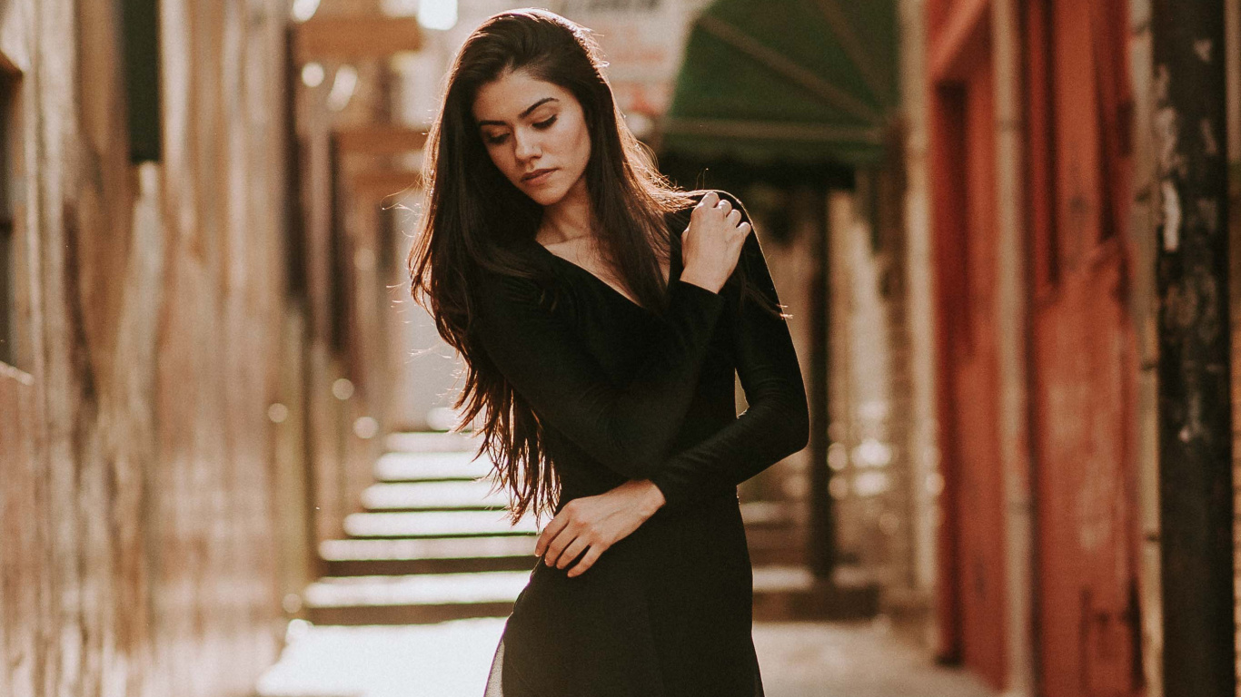 Обои волосы, черный, манекенщица, одежда, красота в разрешении 1366x768