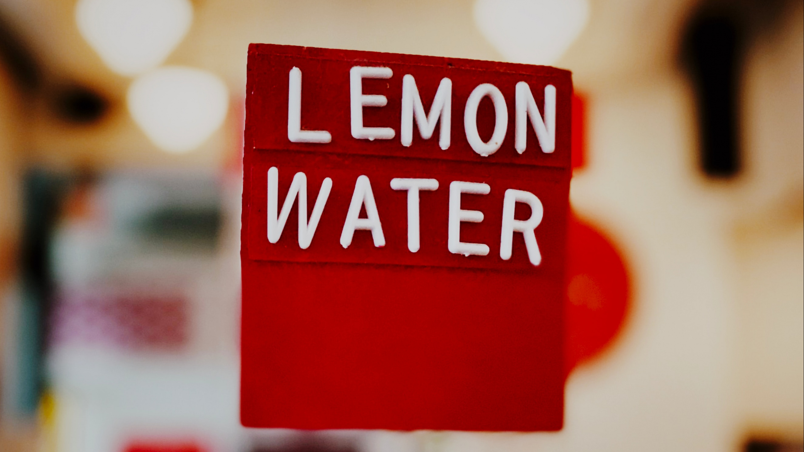 Обои толпа, марка, вывеска, текстовые сообщения, красный цвет в разрешении 2560x1440