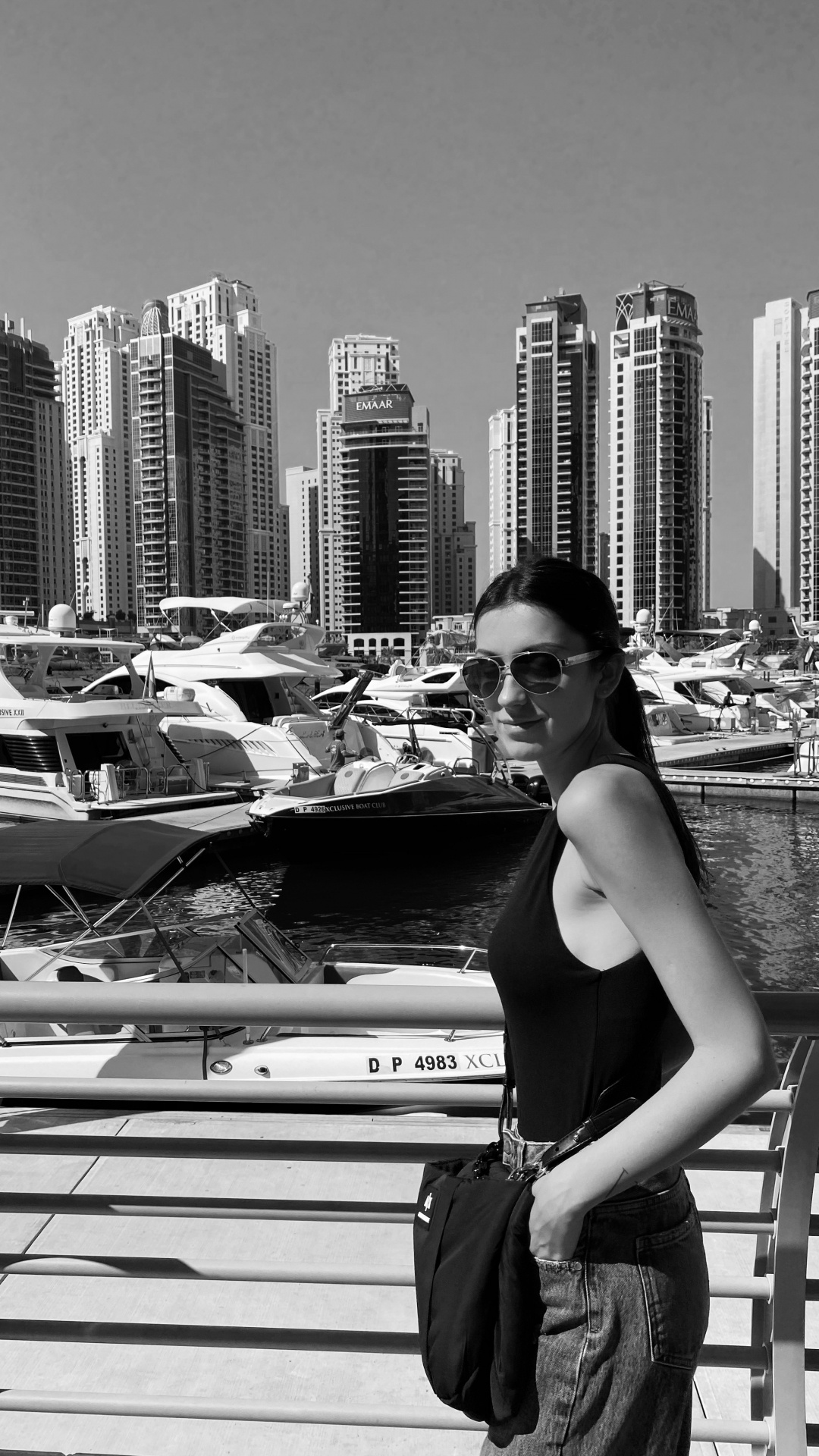 Обои черный и белый, вода, очки, башня, солнечные очки в разрешении 1080x1920