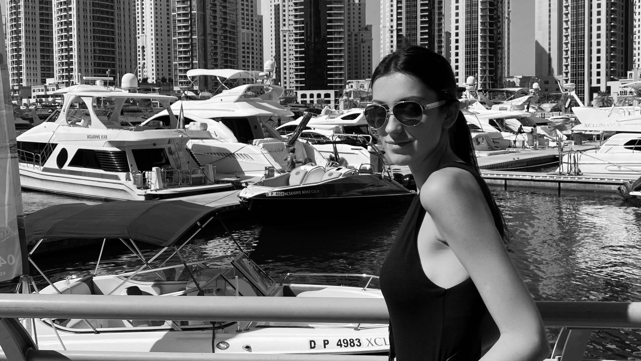 Обои черный и белый, вода, очки, башня, солнечные очки в разрешении 1280x720