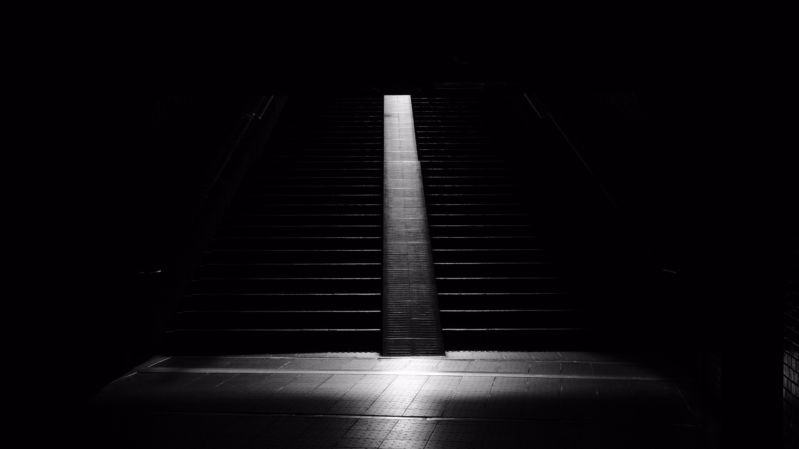 Обои небо, черный и белый, фреска, черный, лестница в разрешении 2560x1440