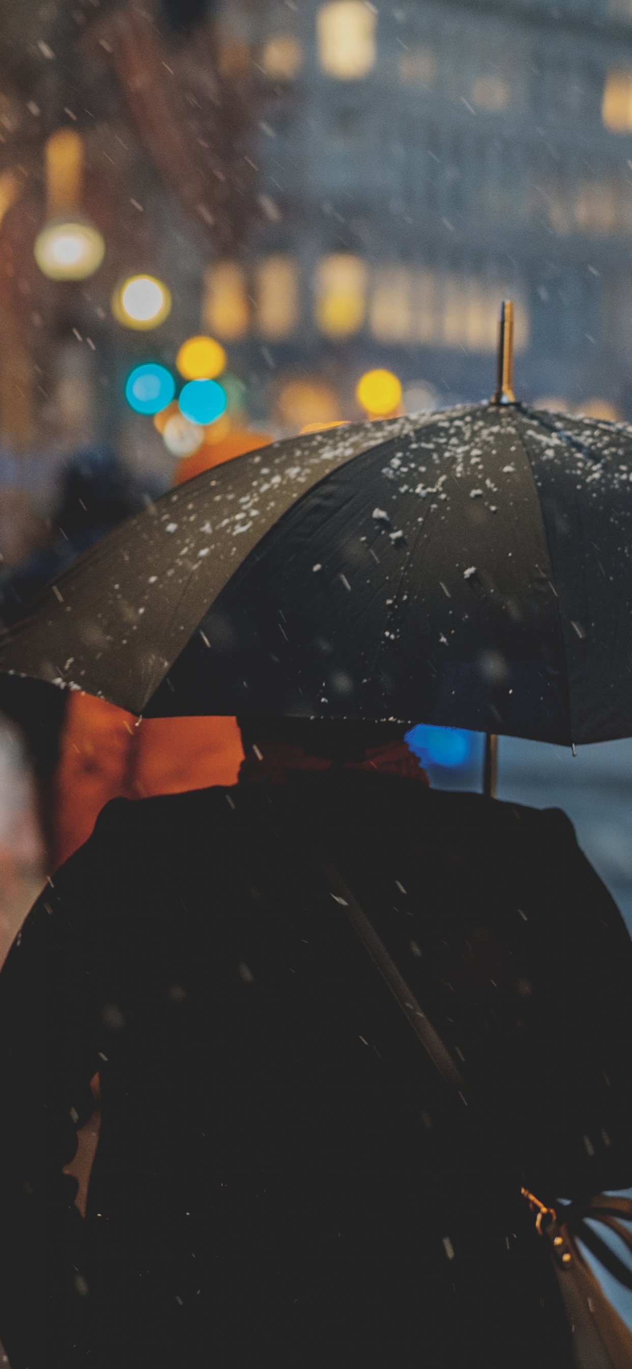 Обои дождь, погода, зонтик, городской район, ночь в разрешении 1242x2688