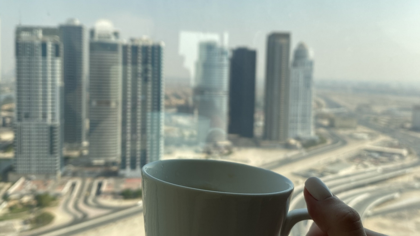 Обои палец, дневное время, башня, город, городской район в разрешении 1366x768