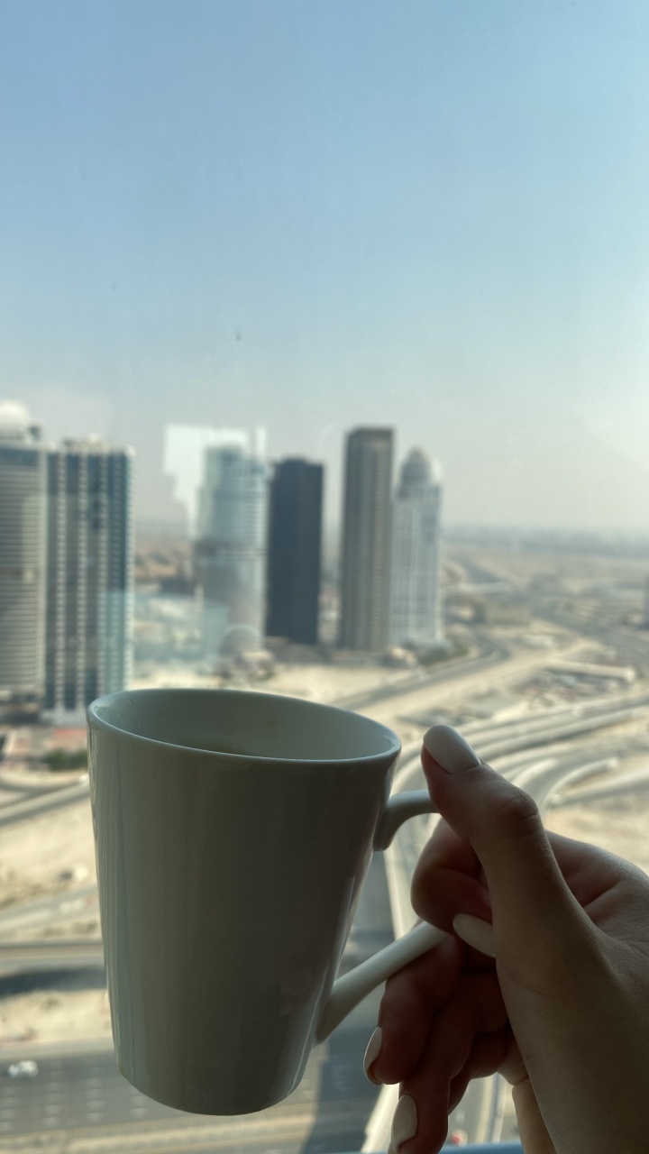 Обои палец, дневное время, башня, город, городской район в разрешении 720x1280