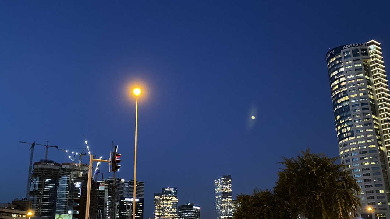 Обои дорога, уличный фонарь, башня, городской район, здание в разрешении 1280x720