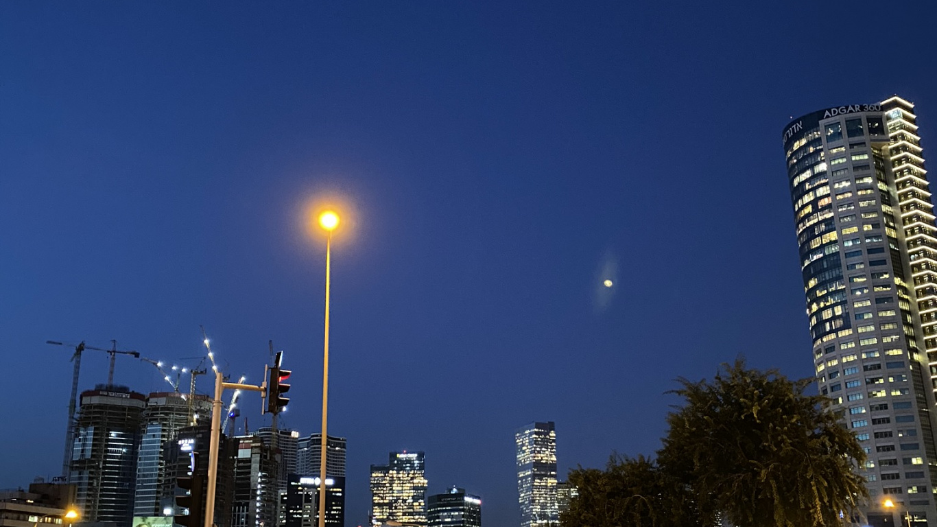 Обои дорога, уличный фонарь, башня, городской район, здание в разрешении 1366x768