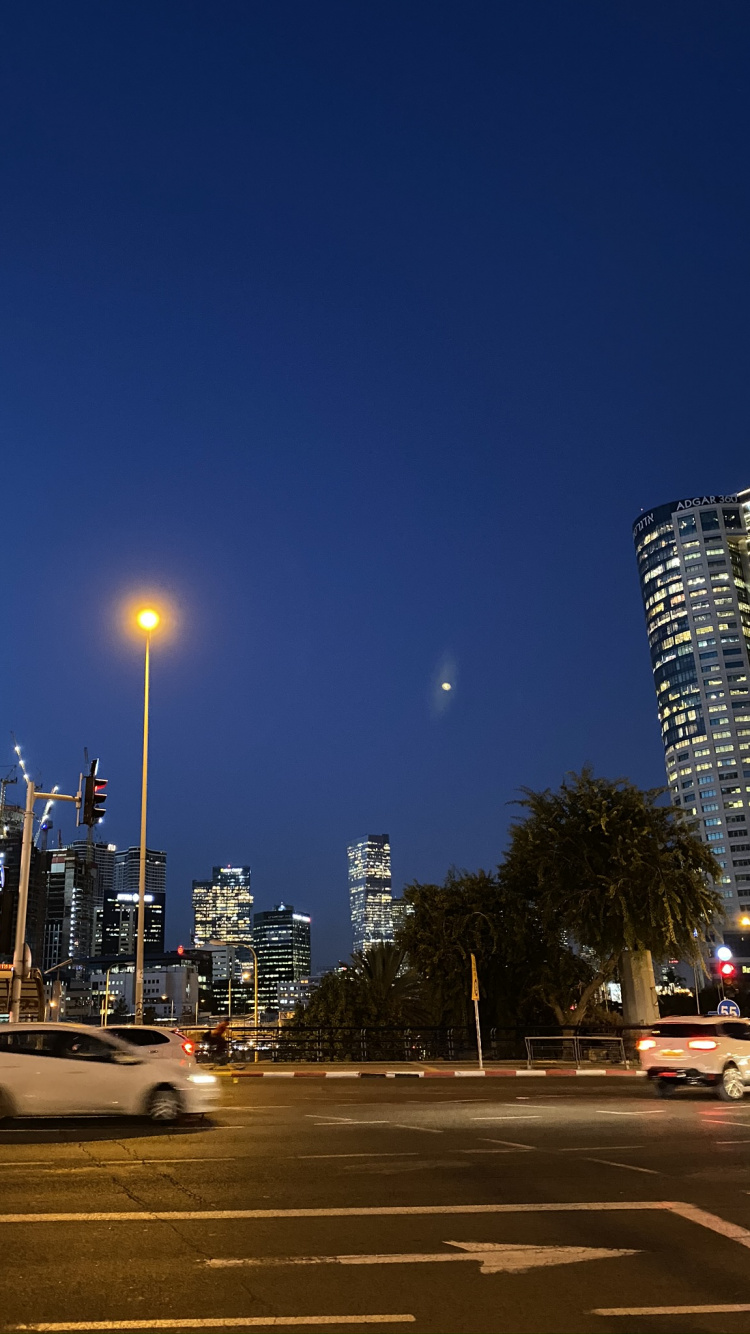 Обои дорога, уличный фонарь, башня, городской район, здание в разрешении 750x1334