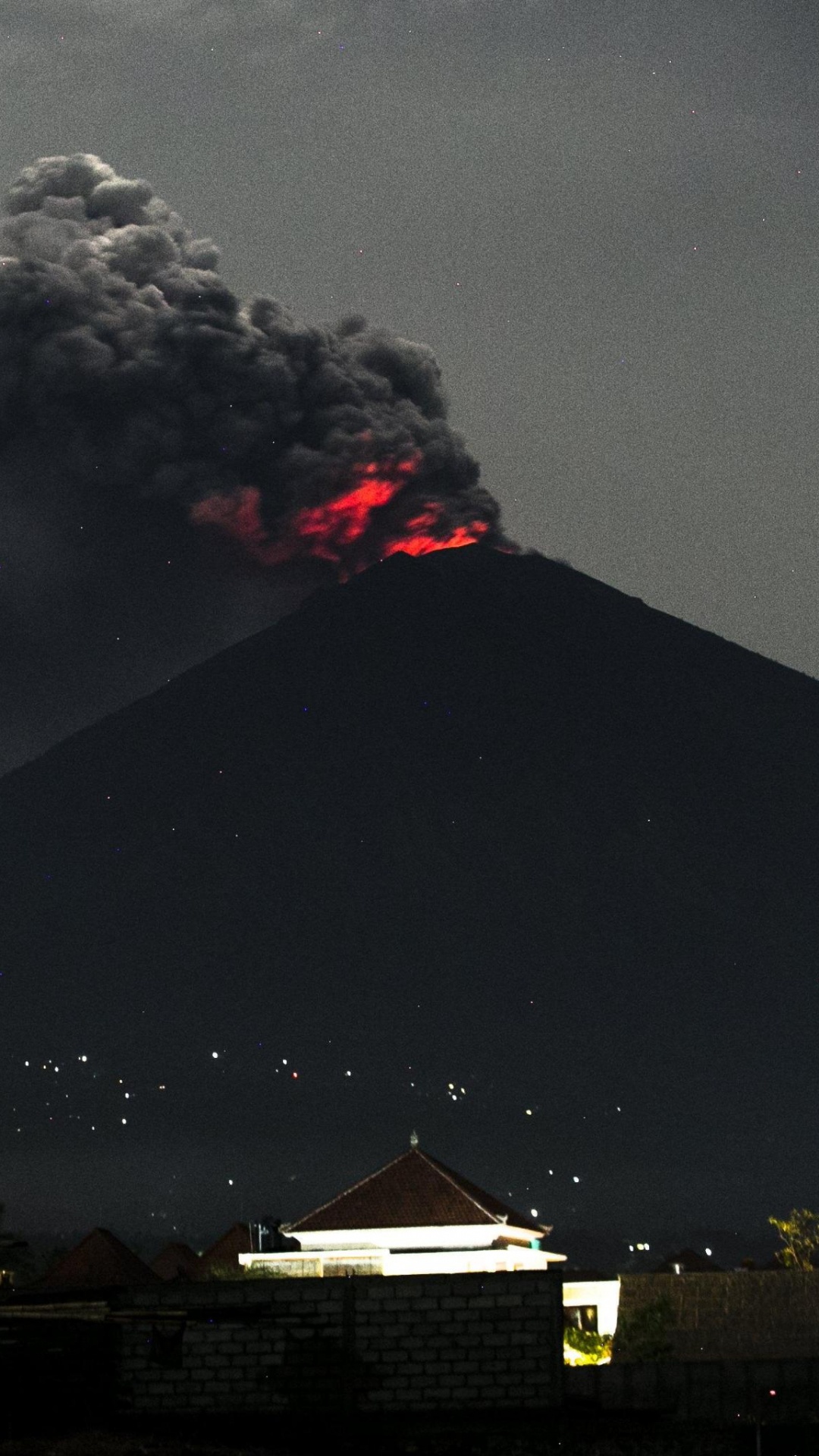 Обои Гора Агунг, вулкан, вулканический пепел, вулканического рельефа, типы вулканических извержений в разрешении 1080x1920