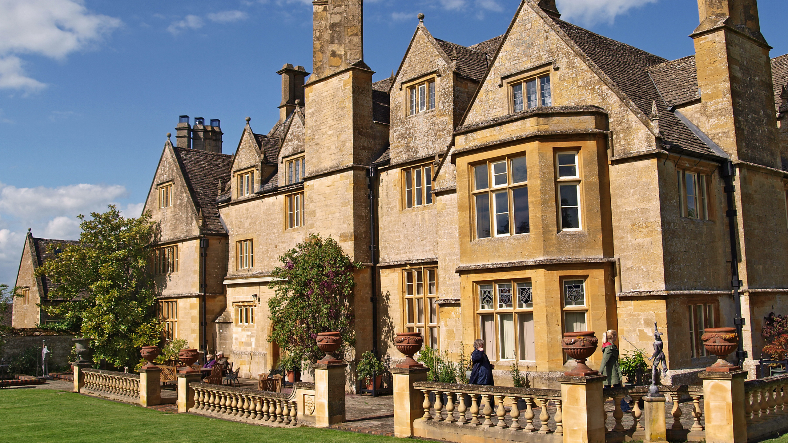 Обои величественный дом, здание, средневековая архитектура, коттедж, свойство в разрешении 2560x1440