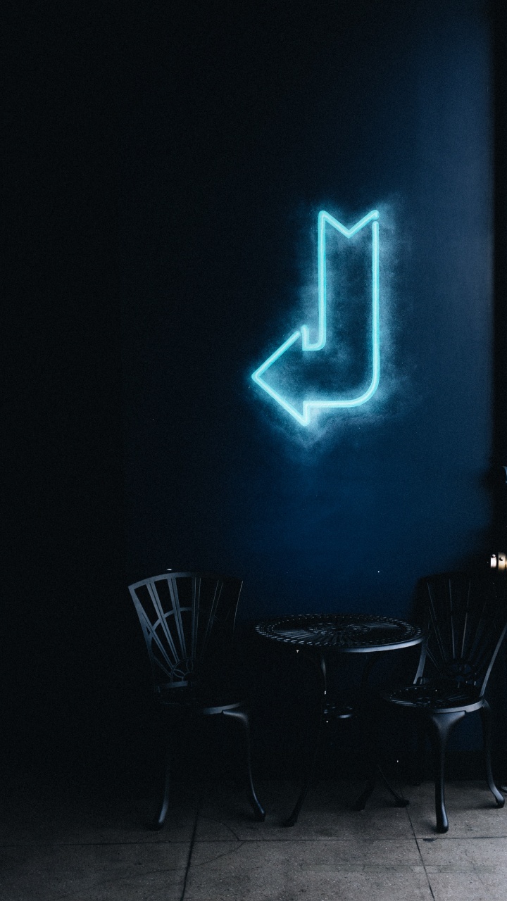 Обои неоновая стрелка, неоновая вывеска, неон, неоновое освещение, вечеринка неоновая вывеска в разрешении 720x1280