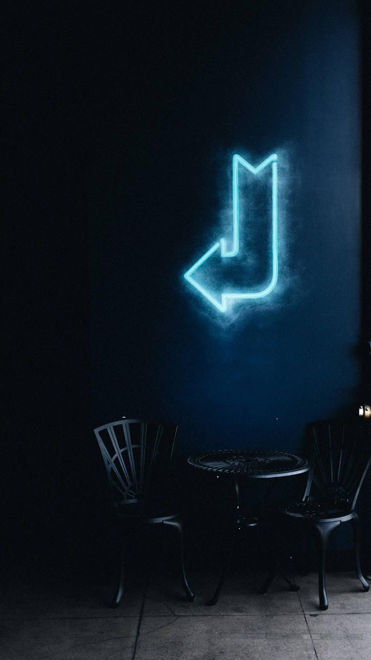 Обои неоновая стрелка, неоновая вывеска, неон, неоновое освещение, вечеринка неоновая вывеска в разрешении 750x1334