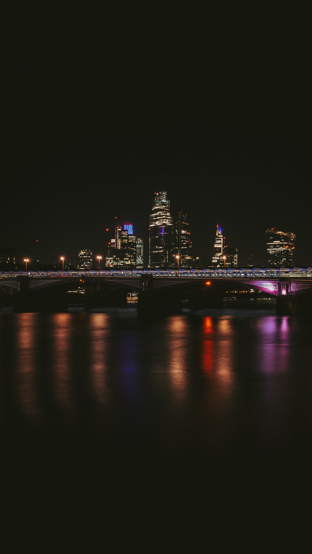 Обои отражение, гидроресурсы, небо, городской пейзаж, свет в разрешении 1080x1920