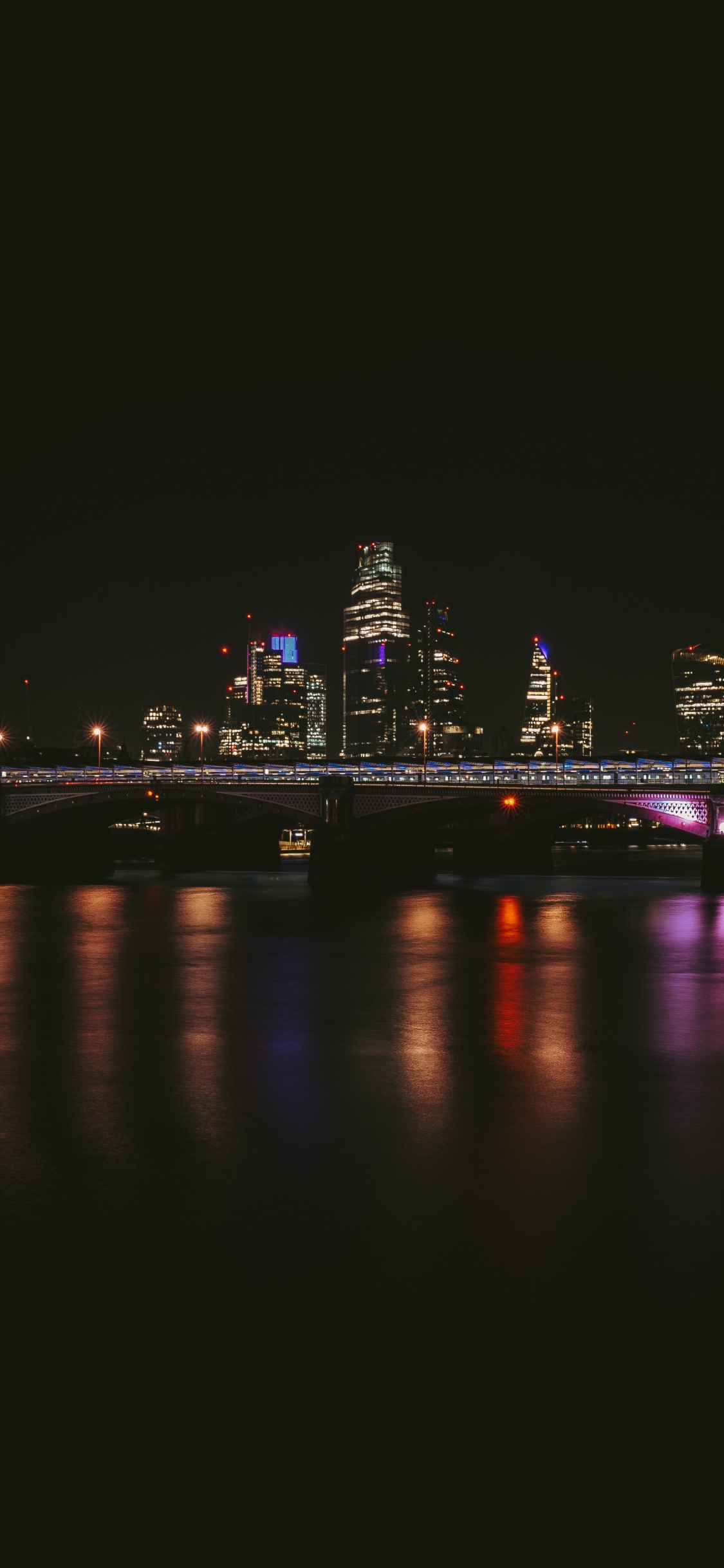 Обои отражение, гидроресурсы, небо, городской пейзаж, свет в разрешении 1125x2436