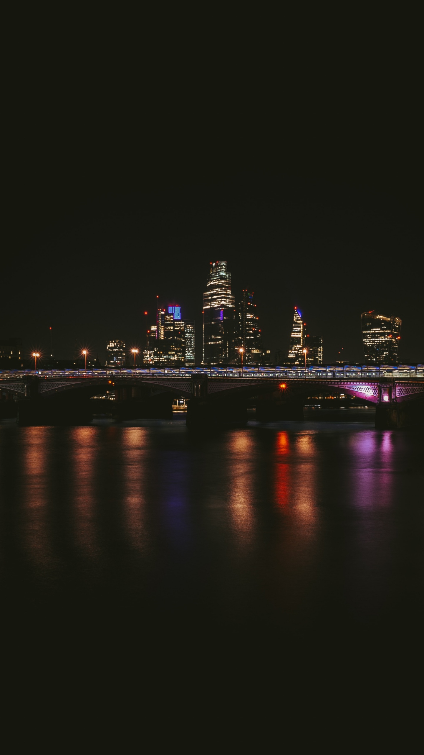 Обои отражение, гидроресурсы, небо, городской пейзаж, свет в разрешении 1440x2560