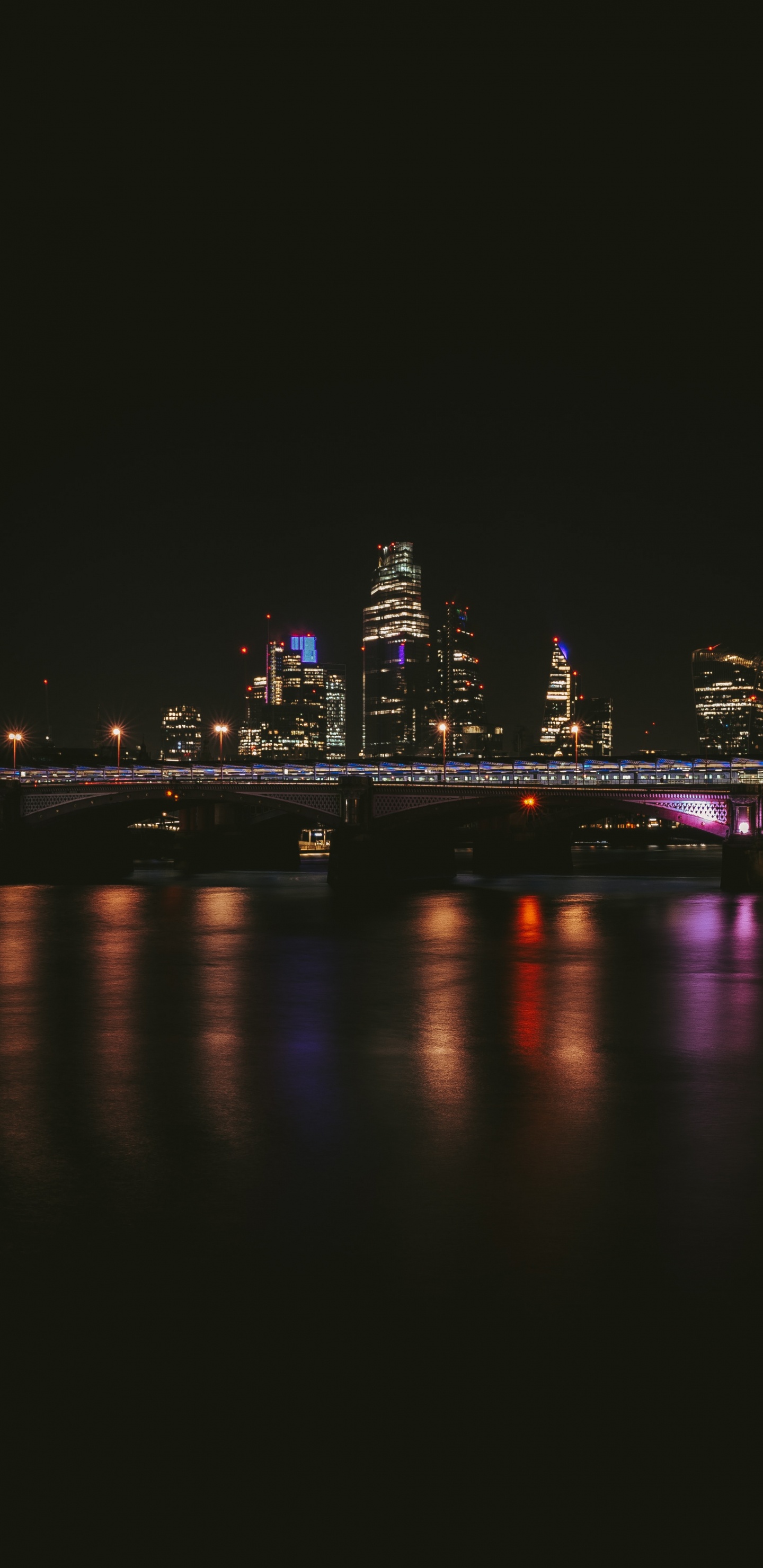 Обои отражение, гидроресурсы, небо, городской пейзаж, свет в разрешении 1440x2960