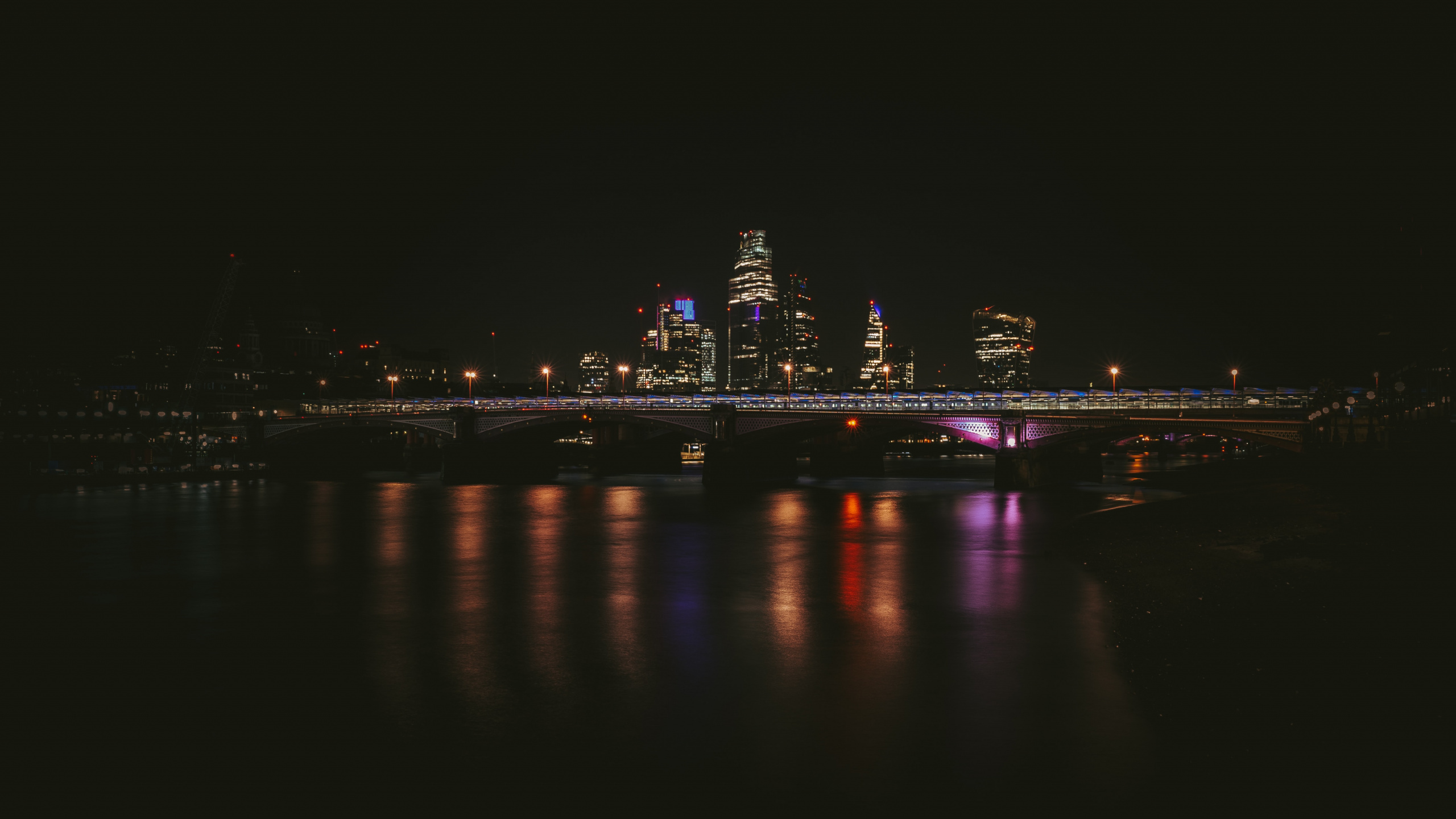 Обои отражение, гидроресурсы, небо, городской пейзаж, свет в разрешении 2560x1440